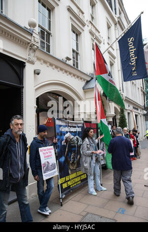 Londres, Royaume-Uni. 4 avril, 2017. Des esprits innovateurs des militants du protester devant Sotheby's à Bond Street à mettre en lumière les liens entre supposé Sotheby's et le Groupe de diamants Steinmetz et, à travers eux, à la Steinmetz et la Fondation Givati Brigade de l'armée israélienne, qui a été accusé de crimes de guerre par le Conseil des droits de l'homme. Credit : Mark Kerrison/Alamy Live News Banque D'Images