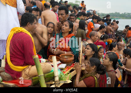 Narayangan, au Bangladesh. 4ème apr 2017. Des milliers de dévots hindous envahissent la rive de la rivière Brahmapoutre Ancienne Langalbandh à Narayanganj dans d'avoir une immersion sainte comme l'Mahastami Snan festival a débuté mardi. Mostafigur Crédit : Mohammed Rahman/Alamy Live News Banque D'Images