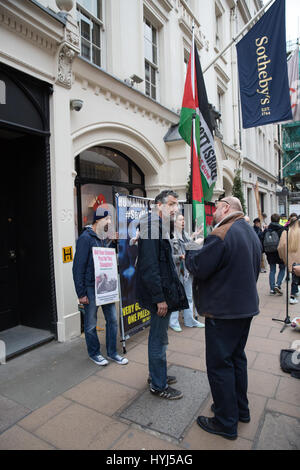 Londres, Royaume-Uni. 4 avril, 2017. Des esprits innovateurs des militants du protester devant Sotheby's à Bond Street à mettre en lumière les liens entre supposé Sotheby's et le Groupe de diamants Steinmetz et, à travers eux, à la Steinmetz et la Fondation Givati Brigade de l'armée israélienne, qui a été accusé de crimes de guerre par le Conseil des droits de l'homme. Credit : Mark Kerrison/Alamy Live News Banque D'Images