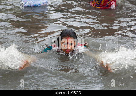 Narayangan, au Bangladesh. 4ème apr 2017. Un hindou dévot prend une immersion sainte dans l'ancien Brahmapoutre à participer à 'Ashtami Snan' rituel. Mostafigur Crédit : Mohammed Rahman/Alamy Live News Banque D'Images