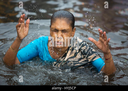 Narayangan, au Bangladesh. 4ème apr 2017. Un hindou dévot prend une immersion sainte dans l'ancien Brahmapoutre à participer à 'Ashtami Snan' rituel. Mostafigur Crédit : Mohammed Rahman/Alamy Live News Banque D'Images