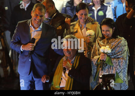 (170404) -- QUITO, 4 avril 2017 (Xinhua) -- le président équatorien Rafael Correa (L) et candidat du parti au pouvoir équatorien Lenin Moreno (C) assister à l'événement après les élections présidentielles de Quito, Équateur, le 2 avril 2017. Lenin Moreno a remporté l'élection présidentielle de l'Équateur le mardi, selon le Conseil national électoral. (Xinhua/ANDES/Carlos Rodriguez) Banque D'Images