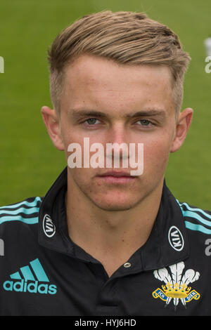 Surrey, UK. 4ème apr 2017. Sam Curran, Surrey County Cricket. David Rowe/ Alamy Live News Banque D'Images