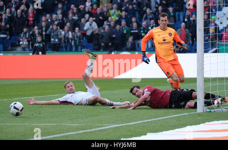 Hanovre, Allemagne. Le 04 Avr, 2017. Hannover Edgar Prib (R) et le Hanno Behrens (L) et le gardien Raphael Schäfer rivalisent pour le ballon pendant le match de football Bundesliga 2 allemande entre Hannover 96 et 1. FC Nuremberg dans l'IDH Arena de Hanovre, Allemagne, 04 avril 2017. (CONDITIONS D'EMBARGO - ATTENTION : En raison de la lignes directrices d'accréditation, le LDF n'autorise la publication et l'utilisation de jusqu'à 15 photos par correspondance sur internet et dans les médias en ligne pendant le match.) Photo : Peter Steffen/dpa/Alamy Live News Banque D'Images