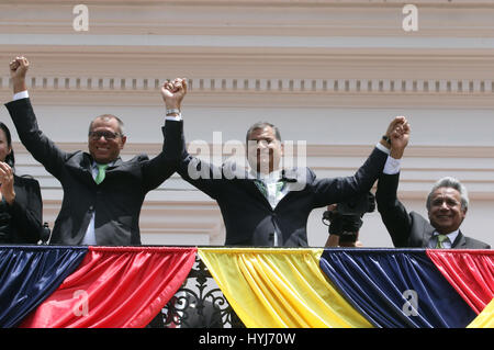 Quito, Equateur. 3ème apr 2017. Le président équatorien Rafael Correa (C) et le candidat du parti au pouvoir équatorien Lenin Moreno (R) d'assister le changement de garde à Quito, Équateur, le 3 avril 2017. Lenin Moreno a remporté le deuxième tour de l'Équateur, l'élection présidentielle avec 51,16  % des voix, le Conseil national électoral a dit mardi. Credit : ANDES/Xinhua/Alamy Live News Banque D'Images