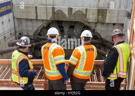 Seattle, Washington, USA. 4ème apr 2017. Les travailleurs, les médias et les invités se sont réunis à la fosse de démontage pour voir l'arrivée de la coupe. L'Alaskan Way Viaduct du Programme de remplacement-tunnel boring machine, surnommé Bertha, perce dans South Lake Union européenne le 4 avril 2017. Initialement lancé en 2013, le tunnel-boring machine a été interrompu après la surchauffe en raison des dommages causés à l'entraînement du rotor engrenages, roulements et joints entraînant un retard de deux ans. Creuser a repris en 2016 après que la machine a été réparée. Crédit : Paul Gordon/Alamy Live News Banque D'Images