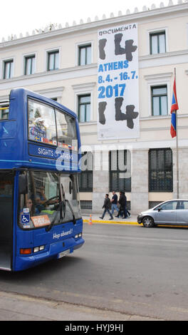 La mairie au Kotzias Square dans le centre-ville d'Athènes, Grèce, 03 avril 2017. La place fait partie de l'exposition internationale d'art 'documenta' et 14 seront d'abord tenue à Athènes, Grèce, du 8 avril au 16 juillet, puis à Kassel, Allemagne du 10 juin au 17 septembre 2017. Photo : Alexia Angelopoulou/dpa Banque D'Images