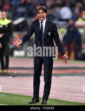 Rome, Italie. 4ème apr 2017. L'entraîneur-chef du Latium Simone Inzaghi gestes au cours de la demi-finale retour coupe d'Italie contre la jambe de Roms à Rome, Italie, le 4 avril 2017. Credit : Alberto Lingria/Xinhua/Alamy Live News Banque D'Images