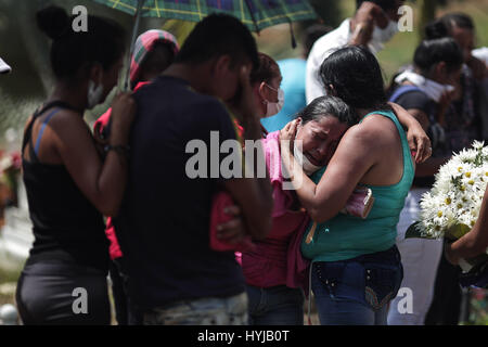 Mocoa, Colombie. 4ème apr 2017. Les gens pleurent lors de funérailles à Mocoa, capitale du département de Putumayo, dans le sud-est de la Colombie, le 4 avril 2017. La météo de l'ONU a déclaré mardi que l'agence de très fortes précipitations a déclenché des glissements de terrain qui ont frappé la Colombie au cours du week-end, mais le niveau exceptionnel des pluies n'étaient pas la cause unique, et de nombreux autres facteurs ajoutés à la dévastation. Credit : Jhon Paz/Xinhua/Alamy Live News Banque D'Images