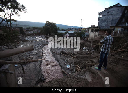 Mocoa, Colombie. 4ème apr 2017. Un homme regarde les débris de Mocoa, capitale du département de Putumayo, dans le sud-est de la Colombie, le 4 avril 2017. La météo de l'ONU a déclaré mardi que l'agence de très fortes précipitations a déclenché des glissements de terrain qui ont frappé la Colombie au cours du week-end, mais le niveau exceptionnel des pluies n'étaient pas la cause unique, et de nombreux autres facteurs ajoutés à la dévastation. Credit : Jhon Paz/Xinhua/Alamy Live News Banque D'Images