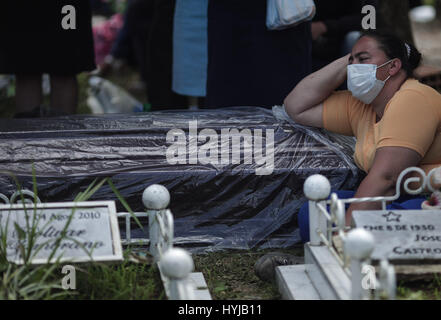 Mocoa, Colombie. 4ème apr 2017. Une femme pleure pour son parent à Mocoa, capitale du département de Putumayo, dans le sud-est de la Colombie, le 4 avril 2017. La météo de l'ONU a déclaré mardi que l'agence de très fortes précipitations a déclenché des glissements de terrain qui ont frappé la Colombie au cours du week-end, mais le niveau exceptionnel des pluies n'étaient pas la cause unique, et de nombreux autres facteurs ajoutés à la dévastation. Credit : Jhon Paz/Xinhua/Alamy Live News Banque D'Images