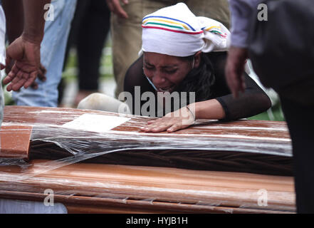 Mocoa, Colombie. 4ème apr 2017. Une femme pleure pour son parent à Mocoa, capitale du département de Putumayo, dans le sud-est de la Colombie, le 4 avril 2017. La météo de l'ONU a déclaré mardi que l'agence de très fortes précipitations a déclenché des glissements de terrain qui ont frappé la Colombie au cours du week-end, mais le niveau exceptionnel des pluies n'étaient pas la cause unique, et de nombreux autres facteurs ajoutés à la dévastation. Credit : Jhon Paz/Xinhua/Alamy Live News Banque D'Images