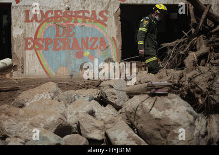 Mocoa, Colombie. 4ème apr 2017. Recherche un sauveteur survivants dans San Miguel district de Mocoa, capitale du département de Putumayo, dans le sud-est de la Colombie, le 4 avril 2017. La météo de l'ONU a déclaré mardi que l'agence de très fortes précipitations a déclenché des glissements de terrain qui ont frappé la Colombie au cours du week-end, mais le niveau exceptionnel des pluies n'étaient pas la cause unique, et de nombreux autres facteurs ajoutés à la dévastation. Credit : Jhon Paz/Xinhua/Alamy Live News Banque D'Images