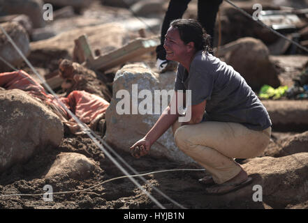 Mocoa, Colombie. 4ème apr 2017. Une femme pleure pour elle par rapport à San Miguel district de Mocoa, capitale du département de Putumayo, dans le sud-est de la Colombie, le 4 avril 2017. La météo de l'ONU a déclaré mardi que l'agence de très fortes précipitations a déclenché des glissements de terrain qui ont frappé la Colombie au cours du week-end, mais le niveau exceptionnel des pluies n'étaient pas la cause unique, et de nombreux autres facteurs ajoutés à la dévastation. Credit : Jhon Paz/Xinhua/Alamy Live News Banque D'Images