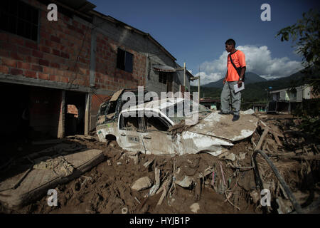 Mocoa, Colombie. 4ème apr 2017. Un homme se tient sur une voiture endommagée à l'extérieur de sa maison à San Miguel de Mocoa, capitale du département de Putumayo, dans le sud-est de la Colombie, le 4 avril 2017. La météo de l'ONU a déclaré mardi que l'agence de très fortes précipitations a déclenché des glissements de terrain qui ont frappé la Colombie au cours du week-end, mais le niveau exceptionnel des pluies n'étaient pas la cause unique, et de nombreux autres facteurs ajoutés à la dévastation. Credit : Jhon Paz/Xinhua/Alamy Live News Banque D'Images