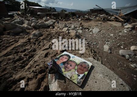 Mocoa, Colombie. 4ème apr 2017. Un portrait de famille est visible sur les débris dans le district de San Miguel de Mocoa, capitale du département de Putumayo, dans le sud-est de la Colombie, le 4 avril 2017. La météo de l'ONU a déclaré mardi que l'agence de très fortes précipitations a déclenché des glissements de terrain qui ont frappé la Colombie au cours du week-end, mais le niveau exceptionnel des pluies n'étaient pas la cause unique, et de nombreux autres facteurs ajoutés à la dévastation. Credit : Jhon Paz/Xinhua/Alamy Live News Banque D'Images