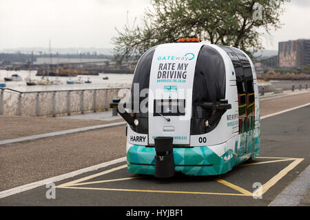 Greenwich, London, UK. Le 4 avril 2017. Le véhicule sans conducteur se déplace le long du chemin de la Tamise à Greenwich. L'autonome, sans conducteur de véhicule prototype pod appelle Harry va transporter les bénévoles sur un 2km test route autour de la péninsule de Greenwich cette semaine pour la technologie ingénieurs peuvent évaluer comment elle et les gens dans et autour de lui répondre. Credit : Vickie Flores/Alamy Live News Banque D'Images