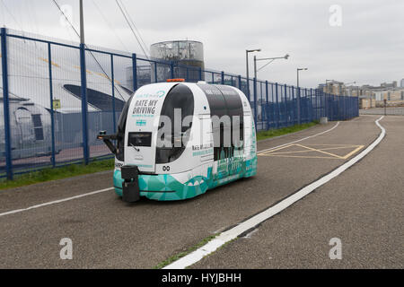 Greenwich, London, UK. Le 4 avril 2017. Le véhicule sans conducteur se déplace le long de la Thames path derrière l'O2. L'autonome, sans conducteur de véhicule prototype pod appelle Harry va transporter les bénévoles sur un 2km test route autour de la péninsule de Greenwich cette semaine pour la technologie ingénieurs peuvent évaluer comment elle et les gens dans et autour de lui répondre. Credit : Vickie Flores/Alamy Live News Banque D'Images