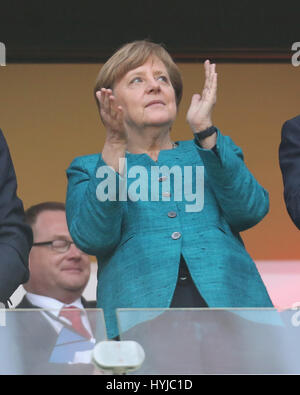 Cologne, Allemagne. 4ème apr 2017. Bundesliga journée 27, 1. FC Koeln vs SG Eintracht Francfort : la Chancelière Angela Merkel se félicite. Credit : Juergen Schwarz/Alamy Live News Banque D'Images