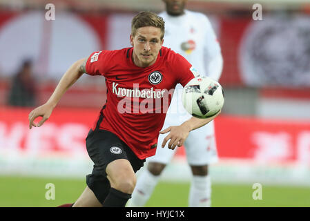 Cologne, Allemagne. 4ème apr 2017. Bundesliga journée 27, 1. FC Koeln vs SG Eintracht Frankfurt : Bastian Oczipka (SGE) contrôle la balle. Credit : Juergen Schwarz/Alamy Live News Banque D'Images