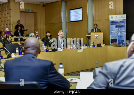 Kuala Lumpur, Malaisie. 5ème apr 2017. Secrétaire Général du Comité de Bâle sur le contrôle bancaire William Coen(C) au cours de la photo IFSB(Islamic Financial Services Board) des réunions annuelles 2017 05 avril 2017 à Kuala Lumpur, Malaisie. L'événement se tiendra jusqu'au 06 avril 2017. L'IFSB réunions annuelles 2017 est organisé conjointement par la Banque centrale de la République islamique d'Iran et de la Banque centrale de Malaisie. Crédit : Chris Jung/ZUMA/Alamy Fil Live News Banque D'Images