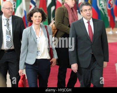 Bruxelles, Belgique. Le 05 Avr, 2017. Table ronde des ministres, ambassadeurs et le secrétaire d'État à l'appui de la Syrie et de la région, porte d'Allemagne Ministre des affaires étrangères, Sigmar Gabriel. Credit : Leo Cavallo/Alamy Live News Banque D'Images