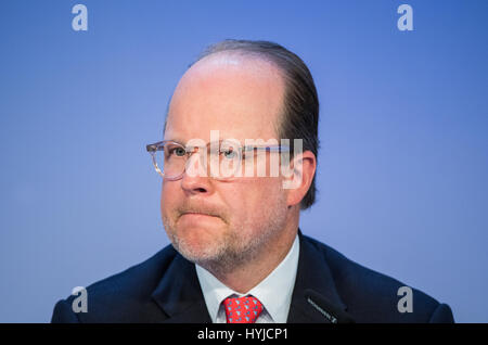 Ingelheim, Allemagne. 5ème apr 2017. Le président de l'Hubertus von Baumbach compagnie au cours d'une conférence de presse à Ingelheim, Allemagne, 5 avril 2017. L'entreprise pharmaceutique Boehringer Ingelheim est présentant leur rapport financier annuel pour l'année 2016 et les perspectives économiques pour l'année en cours. Photo : Andreas Arnold/dpa/Alamy Live News Banque D'Images