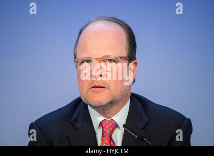 Ingelheim, Allemagne. 5ème apr 2017. Le président de l'Hubertus von Baumbach compagnie au cours d'une conférence de presse à Ingelheim, Allemagne, 5 avril 2017. L'entreprise pharmaceutique Boehringer Ingelheim est présentant leur rapport financier annuel pour l'année 2016 et les perspectives économiques pour l'année en cours. Photo : Andreas Arnold/dpa/Alamy Live News Banque D'Images