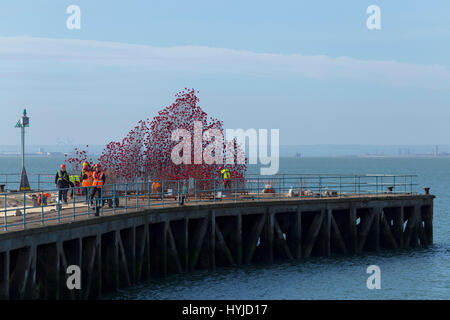 Thames Estuary, Essex, Royaume-Uni. 5ème apr 2017. Exposition de céramiques maintenant 14-18 coquelicots en construction sur un ancien MoD jetée à Shoeburyness dans l'Essex, sur l''estuaire de la Tamise. D'abord partie de la Tour de Londres 2014 afficher cette section a parcouru le pays. L'exposition est présentée du 12 avril au 25 juin et est libre d'afficher Crédit : Timothy Smith/Alamy Live News Banque D'Images