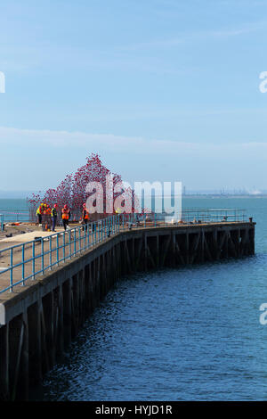 Thames Estuary, Essex, Royaume-Uni. 5ème apr 2017. Exposition de céramiques maintenant 14-18 coquelicots en construction sur un ancien MoD jetée à Shoeburyness dans l'Essex, sur l''estuaire de la Tamise. D'abord partie de la Tour de Londres 2014 afficher cette section a parcouru le pays. L'exposition est présentée du 12 avril au 25 juin et est libre d'afficher Crédit : Timothy Smith/Alamy Live News Banque D'Images