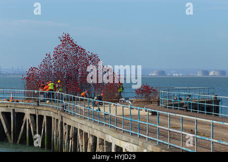 Thames Estuary, Essex, Royaume-Uni. 5ème apr 2017. Exposition de céramiques maintenant 14-18 coquelicots en construction sur un ancien MoD jetée à Shoeburyness dans l'Essex, sur l''estuaire de la Tamise. D'abord partie de la Tour de Londres 2014 afficher cette section a parcouru le pays. L'exposition est présentée du 12 avril au 25 juin et est libre d'afficher Crédit : Timothy Smith/Alamy Live News Banque D'Images