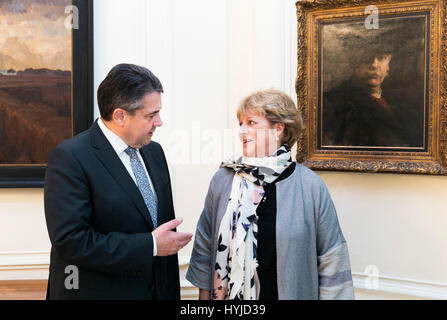 Londres, Royaume-Uni. 4ème apr 2017. dpatop - Document - Ministre des affaires étrangères allemand Sigmar Gabriel répond à Jane Isabel Davies (né Handley) de Rotherham près de Sheffield en Angleterre, Londres, 4 avril 2017. Il n'a pas vu son depuis 42 ans. En 1974, le jeune de 15 ans Gabriel est resté avec la famille Handley, dans le Yorkshire, dans le cadre d'un échange étudiant. C'était son premier voyage à l'étranger. (À L'ATTENTION DES RÉDACTEURS : EDITORIAL N'UTILISER QUE DANS LE CADRE DES RAPPORTS DE CRÉDIT OBLIGATOIRE : 'Ute Grabowsky/Photothek.net/Auswärtiges Amt/dpa') Photo : Ute Grabowsky/Photothek.net/Auswärtiges Amt/dpa/Alamy Live News Banque D'Images