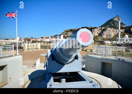 Gibraltar - 5 avril 2017 - Le drapeau britannique à l'extrême sud de la point de l'Europe, Europa Point à Gibraltar avec le Rocher de Gibraltar dans l'arrière-plan et l'une des nombreuses armes à feu historiques signaler au détroit de Gibraltar.entre une mosquée met en lumière les liens de l'Gibraltar à la communauté musulmane. Point Europa surplombe le détroit de Gibraltar avec l'Afrique à l'horizon. Crédit : Stephen Ignacio/Alamy Live News Banque D'Images