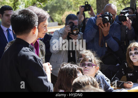 Madrid, Madrid, Espagne. 5ème apr 2017. La Reine Sofia d'Espagne à Madrid Chulina visites Zoo Panda le 5 avril, 2017 à Madrid Crédit : Jack Abuin/ZUMA/Alamy Fil Live News Banque D'Images