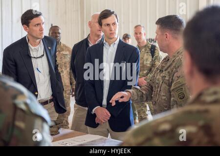 Qayyarah Ouest, l'Iraq. 4ème apr 2017. Jared Kushner, conseiller principal et gendre de Président Trump, centre, et de la sécurité intérieure Tom conseiller Bossert, gauche, recevoir un exposé du Colonel Patrick Travailler, commandant de la 2e Brigade, 82e Division aéroportée, lors d'une visite à une base d'Avril 4, 2017 dans près de Qayyarah, ouest de l'Iraq. Kushner accompagné des chefs Président le général Joseph Dunford dans une visite de la ligne de front dans la bataille pour récupérer Mossoul à partir de l'État islamique. Credit : Planetpix/Alamy Live News Banque D'Images