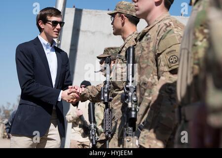 Qayyarah Ouest, l'Iraq. 4ème apr 2017. Jared Kushner, conseiller principal et gendre de Trump, président de gauche, accueille des soldats américains de la 82e Division aéroportée au cours d'une visite à une base d'opérations avancée, le 4 avril, 2017 dans près de Qayyarah, ouest de l'Iraq. Kushner accompagné des chefs Président le général Joseph Dunford dans une visite de la ligne de front dans la bataille pour récupérer Mossoul à partir de l'État islamique. Credit : Planetpix/Alamy Live News Banque D'Images