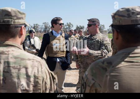 Qayyarah Ouest, l'Iraq. 4ème apr 2017. Jared Kushner, conseiller principal et gendre de Président Trump, centre, recevoir un exposé du Colonel Patrick Travail, droit, commandant de la 2e Brigade, 82e Division aéroportée, lors d'une visite à une base d'Avril 4, 2017 dans près de Qayyarah, ouest de l'Iraq. Kushner accompagné des chefs Président le général Joseph Dunford dans une visite de la ligne de front dans la bataille pour récupérer Mossoul à partir de l'État islamique. Credit : Planetpix/Alamy Live News Banque D'Images