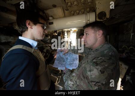 Qayyarah Ouest, l'Iraq. 4ème apr 2017. Jared Kushner, conseiller principal et gendre de Président Trump, à gauche, reçoit un exposé du Colonel Patrick Travail, droit, commandant de la 2e Brigade, 82e Division aéroportée, lors d'une visite à une base d'Avril 4, 2017 dans près de Qayyarah, ouest de l'Iraq. Kushner accompagné des chefs Président le général Joseph Dunford dans une visite de la ligne de front dans la bataille pour récupérer Mossoul à partir de l'État islamique. Credit : Planetpix/Alamy Live News Banque D'Images