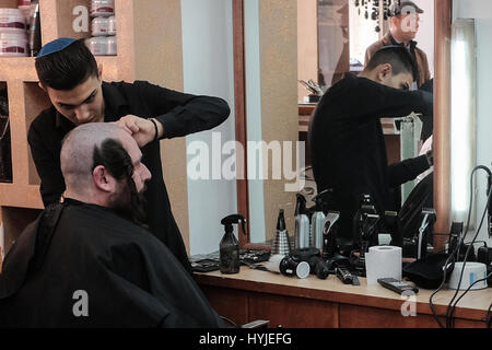 Jérusalem, Israël. 5 avril, 2017. Les hommes ont leur couper les cheveux dans le quartier de Mea Shearim en préparation pour la Pâque, célébrée cette année commençant au coucher du soleil, 10 avril, 2017. Les 49 jours entre Pâques et Shavouot constituent le compte de l'Omer, 'Sfirat HaOmer', un temps de deuil semi, au cours de laquelle la loi juive interdit les coupes de cheveux, le rasage, l'écoute de musique instrumentale, ou effectuer des mariages et les parties. Mea Shearim est l'un des plus anciens quartiers juifs de Jérusalem et totalement peuplé de Juifs haredim ultra-orthodoxe. Credit : Alon Nir/Alamy Live News Banque D'Images