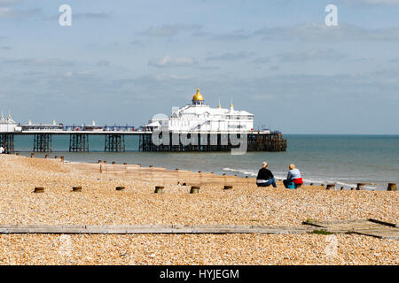 Eastbourne, Royaume-Uni.5ème Apr 2017.UK weather. Les gens profiter de la chaude après-midi ensoleillée à Eastbourne, East Sussex, UK Crédit : Ed Brown/Alamy Live News Banque D'Images