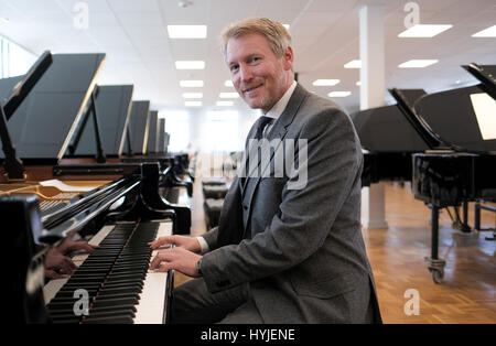 Guido Zimmermann, nouveau gérant de Steinway & Sons Hambourg, est assis à un piano dans le showroom de l'entreprise à Hambourg, Allemagne, 04 avril 2017. Steinway & Sons pianos et pianos sont fabriqués à Hambourg et New York. Photo : Axel Heimken/dpa Banque D'Images