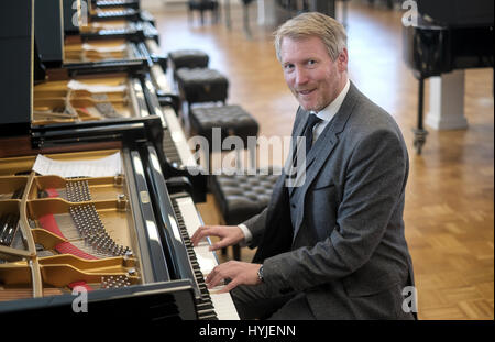 Guido Zimmermann, nouveau gérant de Steinway & Sons Hambourg, est assis à un piano dans le showroom de l'entreprise à Hambourg, Allemagne, 04 avril 2017. Steinway & Sons pianos et pianos sont fabriqués à Hambourg et New York. Photo : Axel Heimken/dpa Banque D'Images