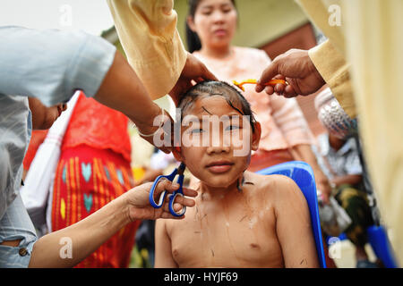 Mae Hong Son, Thaïlande. 5 avril, 2017. Un jeune garçon a les cheveux rasés au début de la Pe a chanté longtemps moine novice rituels coordination au Wat Pang Lo dans le nord de la Thaïlande de Mae Hong Son, le 31 mars 2017. Considéré comme l'un des plus grands moments dans la vie d'un garçon, le Poi Sang Long moine novice coordination les rituels sont organisées chaque année par le peuple Shan, également connu sous le nom de Tai Yai, qui habitent principalement dans le nord de la Thaïlande et du Myanmar. Source : Xinhua/Alamy Live News Banque D'Images