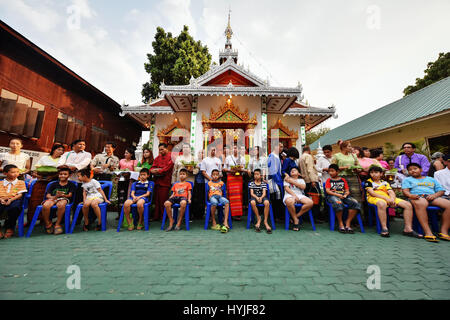 Mae Hong Son, Thaïlande. 5 avril, 2017. Garçons assis dans un demi-cercle d'attendre d'avoir les cheveux rasés au début de la Pe a chanté longtemps moine novice rituels coordination au Wat Pang Lo dans le nord de la Thaïlande de Mae Hong Son, le 31 mars 2017. Considéré comme l'un des plus grands moments dans la vie d'un garçon, le Poi Sang Long moine novice coordination les rituels sont organisées chaque année par le peuple Shan, également connu sous le nom de Tai Yai, qui habitent principalement dans le nord de la Thaïlande et du Myanmar. Source : Xinhua/Alamy Live News Banque D'Images