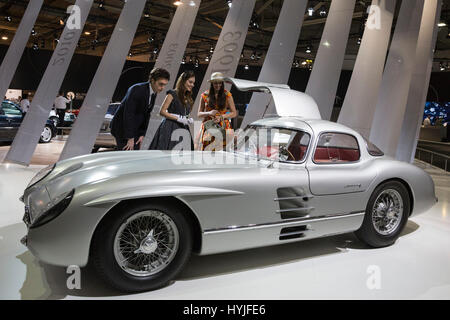 Essen, Allemagne. 5ème apr 2017. Un 1955 Mercedes-Benz 300 SLR, Uhlenhaupt-Coupé, W 196 S. Appuyez sur aperçu de la 29e Techno-Classica motor show d'Essen, spectacle pour vintage, classique et voitures de prestige et de sport automobile. Le salon de l'automobile se déroule du 5 au 9 avril 2017. Credit : OnTheRoad/Alamy Live News Banque D'Images