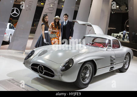 Essen, Allemagne. 5ème apr 2017. Un 1955 Mercedes-Benz 300 SLR, Uhlenhaupt-Coupé, W 196 S. Appuyez sur aperçu de la 29e Techno-Classica motor show d'Essen, spectacle pour vintage, classique et voitures de prestige et de sport automobile. Le salon de l'automobile se déroule du 5 au 9 avril 2017. Credit : OnTheRoad/Alamy Live News Banque D'Images