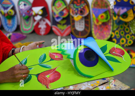 Étudiant de Faculté des beaux-arts de l'Université de Dacca pour masques peinture préparation colorée pour fêter le Nouvel An 1424 Bengali à venir à Dhaka. Banque D'Images