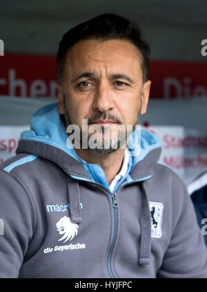 Munich, Allemagne. Le 05 Avr, 2017. Munich entraîneur en chef Vitor Pereira arrive pour le 2e match de football Bundesliga allemande entre TSV 1860 Munich et le VfB Stuttgart dans l'Allianz Arena de Munich, Allemagne, 05 avril 2017. (CONDITIONS D'EMBARGO - ATTENTION : En raison de la lignes directrices d'accréditation, le LDF n'autorise la publication et l'utilisation de jusqu'à 15 photos par correspondance sur internet et dans les médias en ligne pendant le match.) Photo : Sven Hoppe/dpa/Alamy Live News Banque D'Images