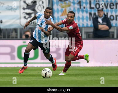 Munich, Allemagne. Le 05 Avr, 2017. La Munich Amilton Minervino da Silva (L) et Stuttgart, Julian Wesley Green rivalisent pour le ballon pendant le match de football Bundesliga 2 allemande entre TSV 1860 Munich et le VfB Stuttgart dans l'Allianz Arena de Munich, Allemagne, 05 avril 2017. (CONDITIONS D'EMBARGO - ATTENTION : En raison de la lignes directrices d'accréditation, le LDF n'autorise la publication et l'utilisation de jusqu'à 15 photos par correspondance sur internet et dans les médias en ligne pendant le match.) Photo : Sven Hoppe/dpa/Alamy Live News Banque D'Images