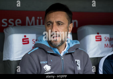 Munich, Allemagne. Le 05 Avr, 2017. Munich entraîneur en chef Vitor Pereira arrive pour le 2e match de football Bundesliga allemande entre TSV 1860 Munich et le VfB Stuttgart dans l'Allianz Arena de Munich, Allemagne, 05 avril 2017. (CONDITIONS D'EMBARGO - ATTENTION : En raison de la lignes directrices d'accréditation, le LDF n'autorise la publication et l'utilisation de jusqu'à 15 photos par correspondance sur internet et dans les médias en ligne pendant le match.) Photo : Sven Hoppe/dpa/Alamy Live News Banque D'Images